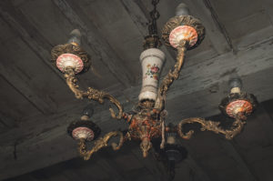 Foto inquietanti di una vecchia casa abbandonata