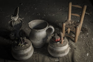 Foto inquietanti di una vecchia casa abbandonata