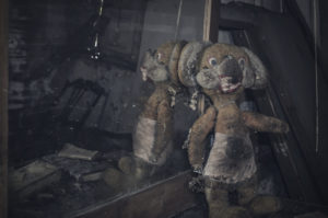 Foto inquietanti di una vecchia casa abbandonata