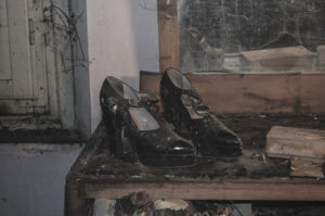 Foto inquietanti di una vecchia casa abbandonata