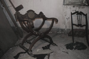 Foto inquietanti di una vecchia casa abbandonata