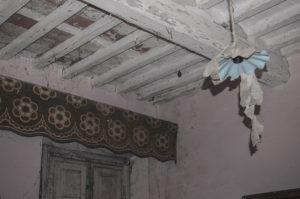 Foto inquietanti di una vecchia casa abbandonata