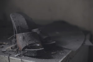Foto inquietanti di una vecchia casa abbandonata