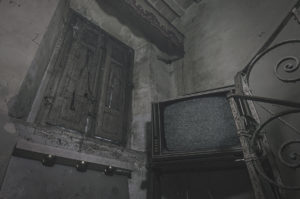 Foto inquietanti di una vecchia casa abbandonata