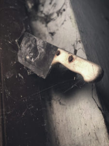 Foto inquietanti di una vecchia casa abbandonata