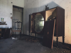 Foto inquietanti di una vecchia casa abbandonata