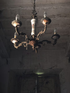 Foto inquietanti di una vecchia casa abbandonata