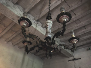 Foto inquietanti di una vecchia casa abbandonata