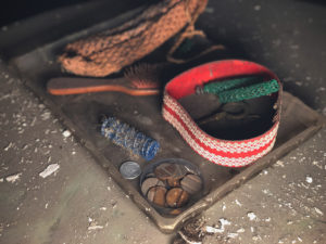Foto inquietanti di una vecchia casa abbandonata