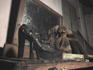 Foto inquietanti di una vecchia casa abbandonata