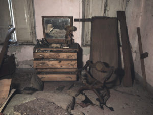Foto inquietanti di una vecchia casa abbandonata
