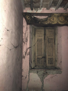 Foto inquietanti di una vecchia casa abbandonata