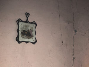Foto inquietanti di una vecchia casa abbandonata