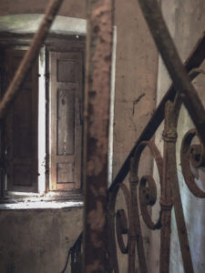 Foto inquietanti di una vecchia casa abbandonata