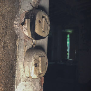 Foto inquietanti di una vecchia casa abbandonata