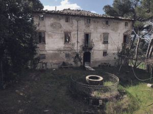 Un villaggio abbandonato in Toscana