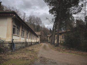 Una colonia abbandonata sulla montagna