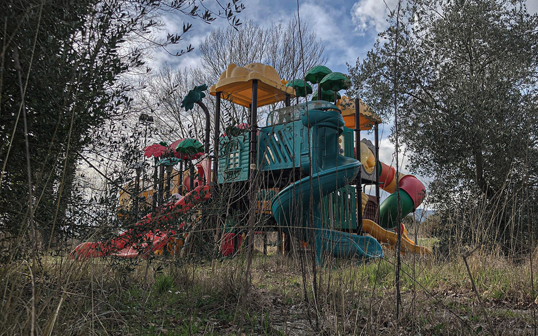 Il Parco Giochi Abbandonato sul Lago