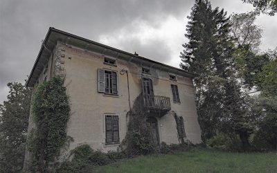 La Casa Che Attende Sotto la Polvere