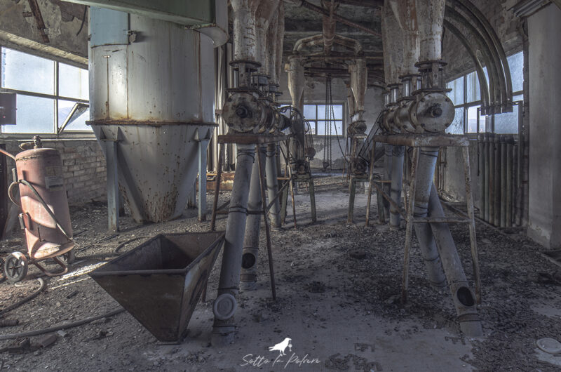 Fabbriche e industria del Novecento. Un vecchio mulino abbandonato.